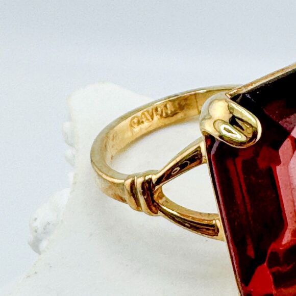 Signed Avon Emerald Cut Red Glass Cocktail Ring Gold Tone Vintage Statement - Picture 9 of 10
